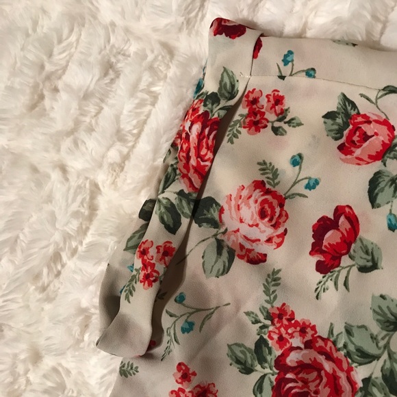 Rose Back Zip Blouse! - Picture 4 of 5